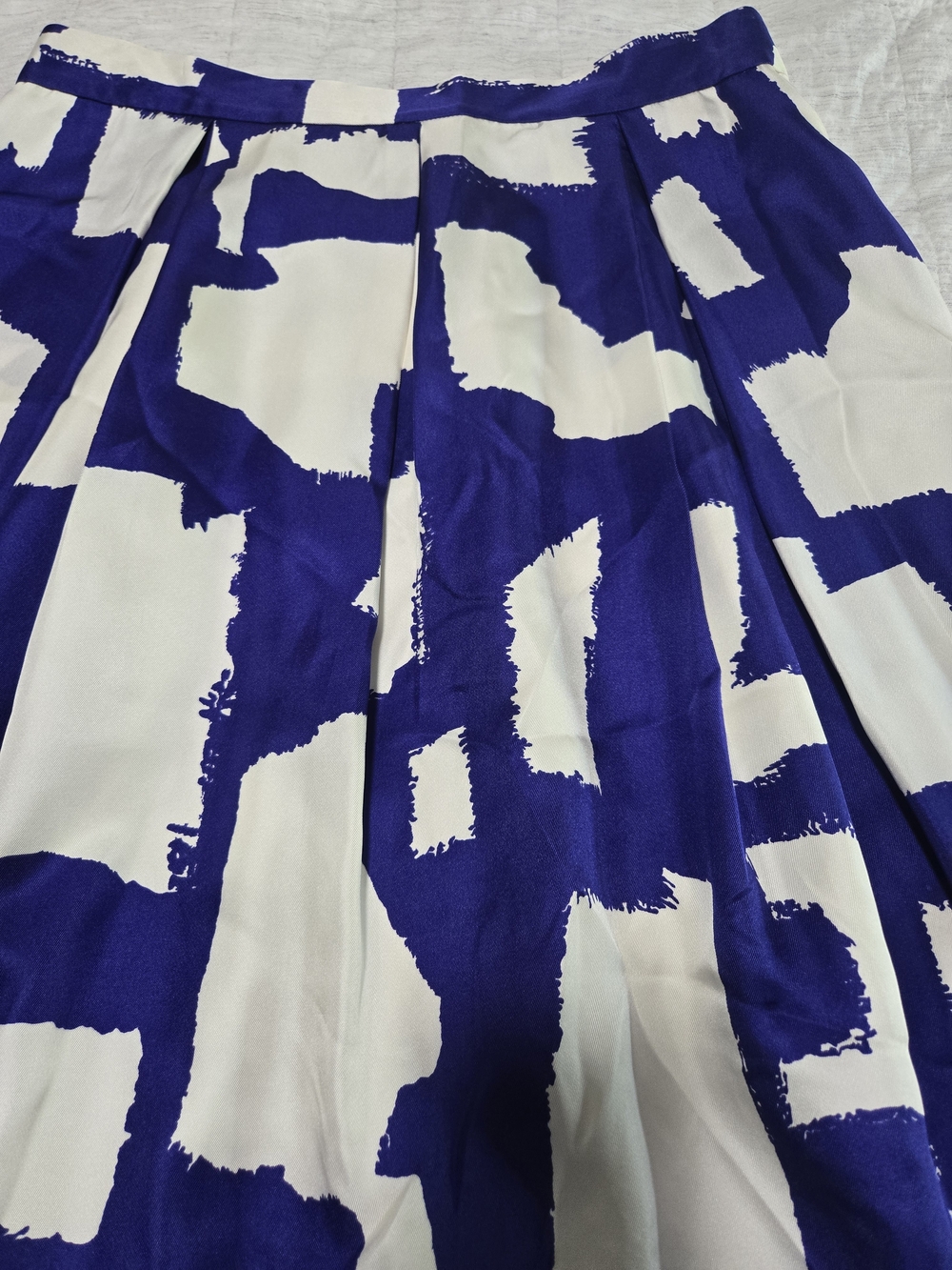 kate spade Blue and White Graphic 100% Silk Shell Pleated Skirt - Picture 4 of 13